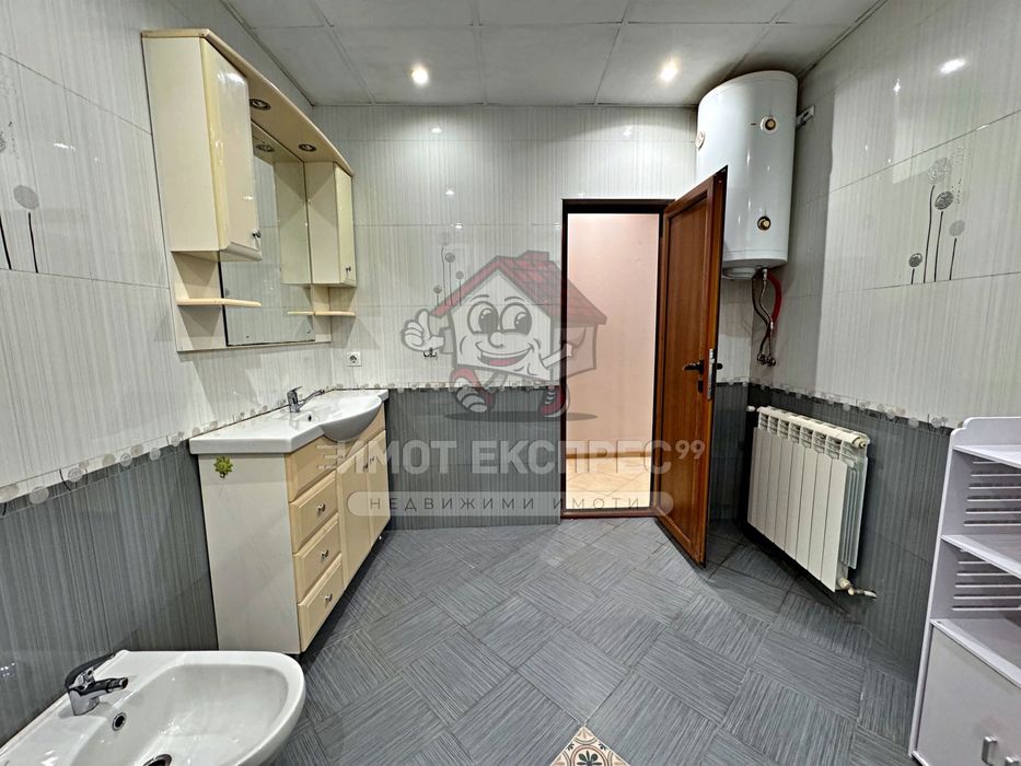 Обзаведен етаж от къща, тристаен апартамент, под наем, кв.Чинара