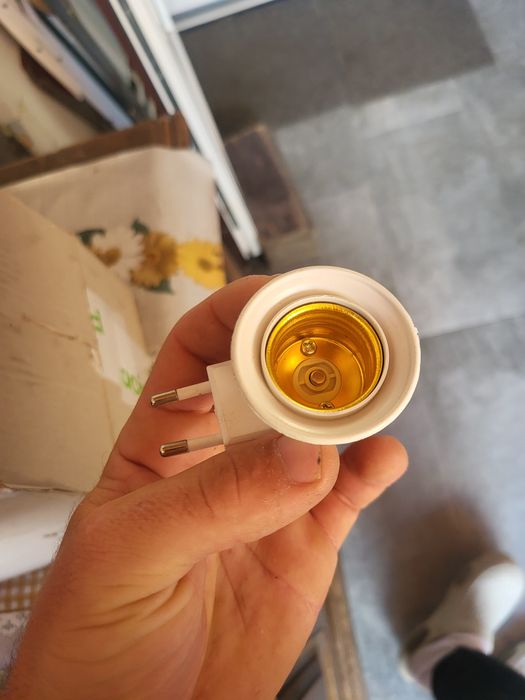 Este un adaptor de bec cu priză.
