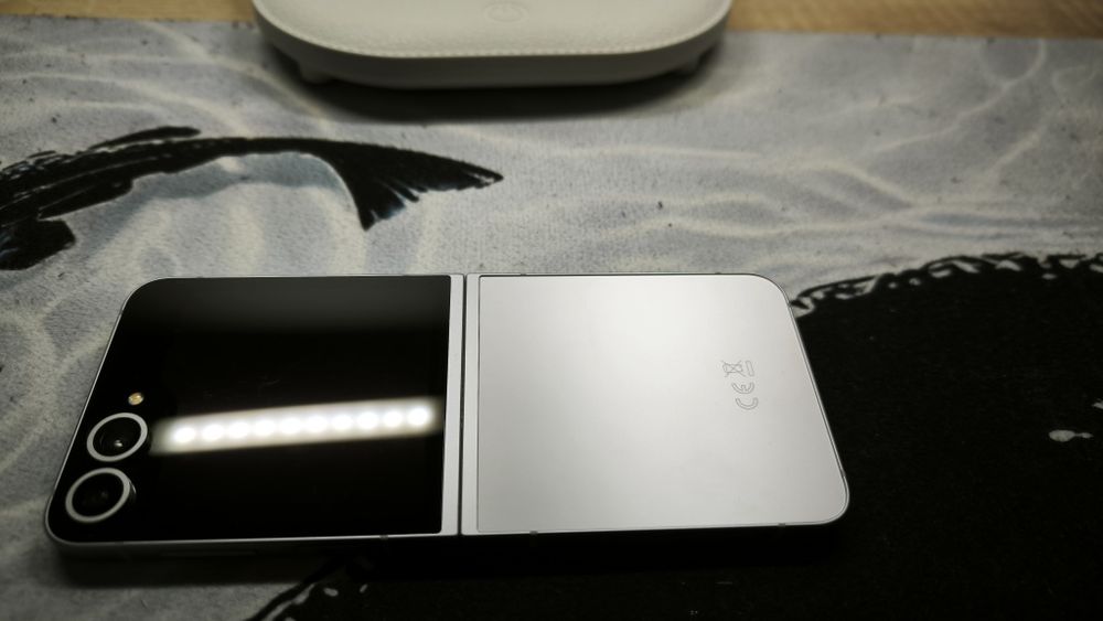 Vand/Schimb Samsung Z Flip 6 256GB Baterie 100% NOU