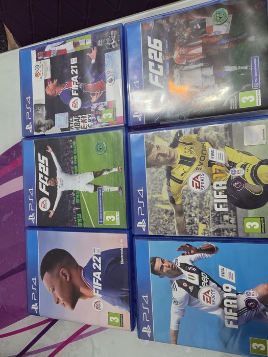 Vând PS 4 + 6 CD fifa si 2 buc controler