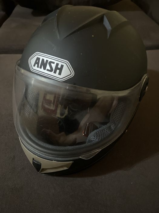 Мотошлем черный.