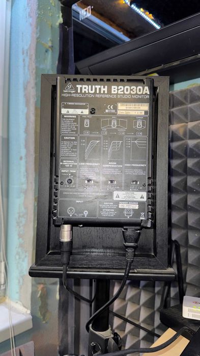 Продавам студийни монитори Behringer B2030A TRUTH