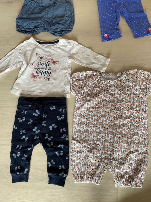 Vand lot haine fetite(2-4 luni) frumoase.