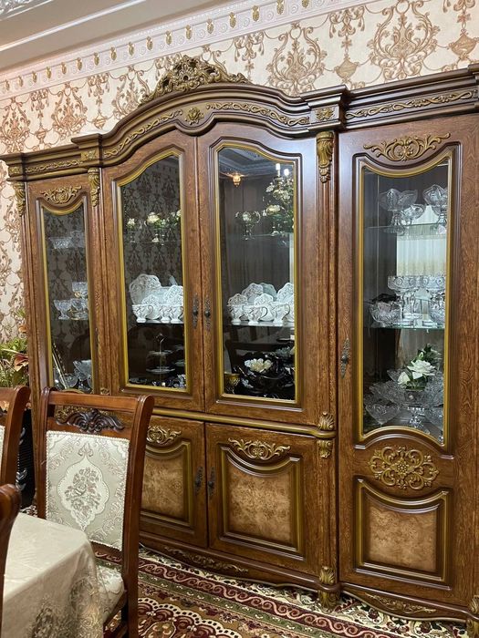 Набор мебельи, стол со стульями, сервант