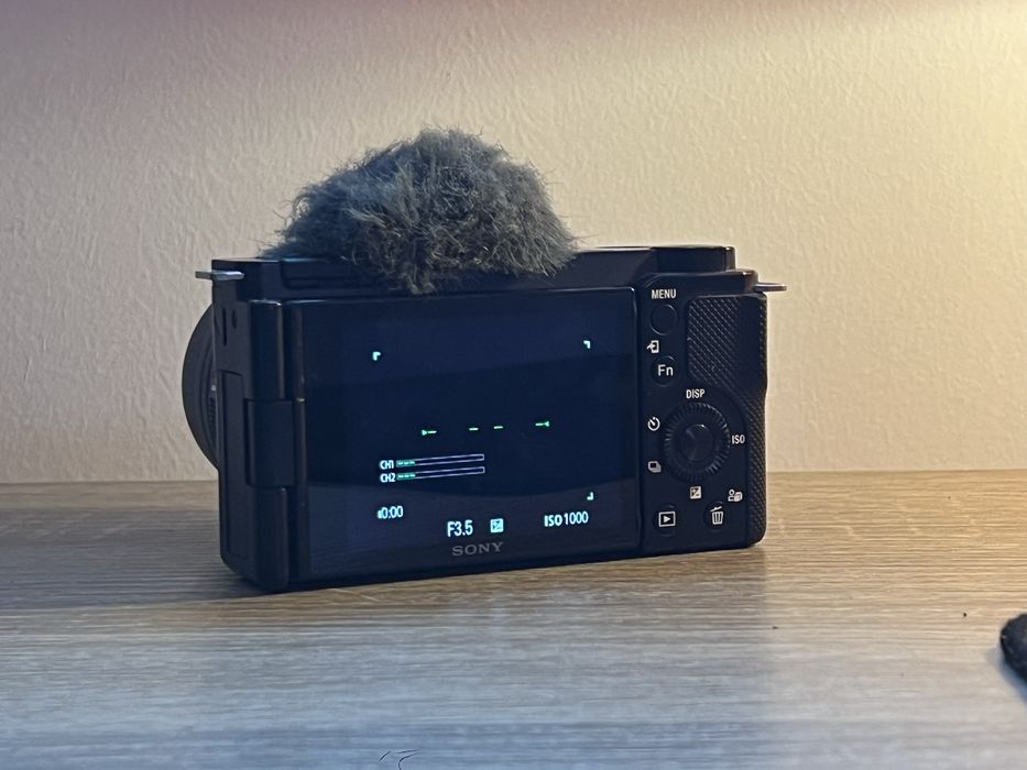 Sony ZV-E10+doua carduri cadou+ sony 35 1.8 OSS (separat)