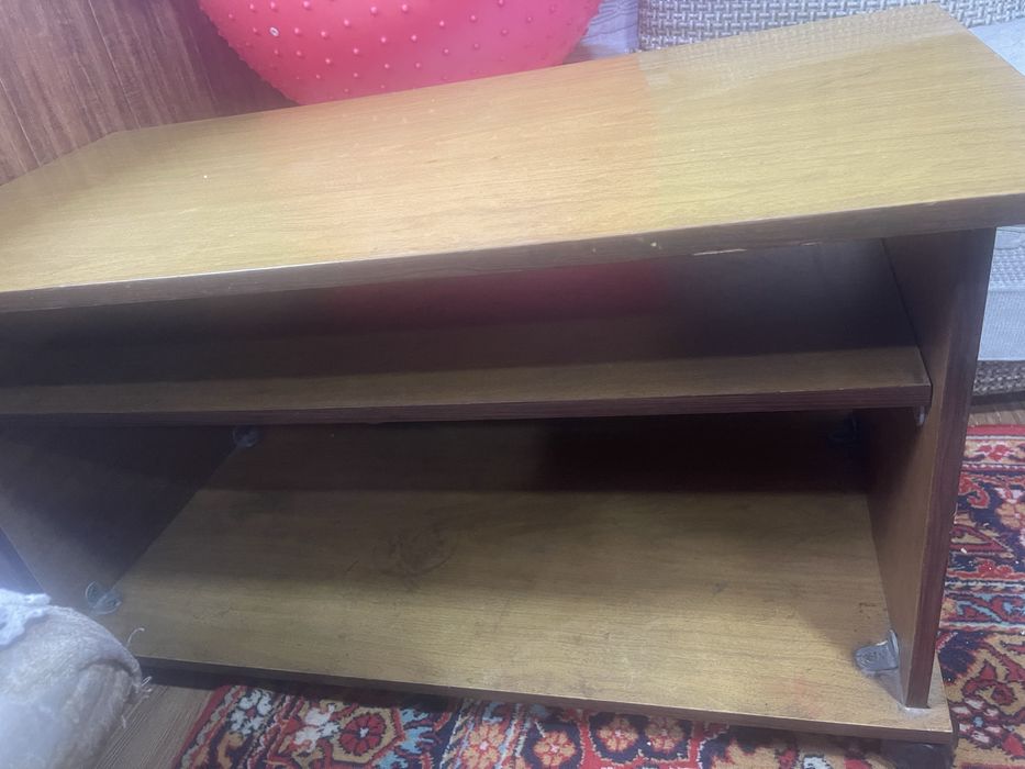 Журнальный столик на колесиках,полированный с полкой внутри.