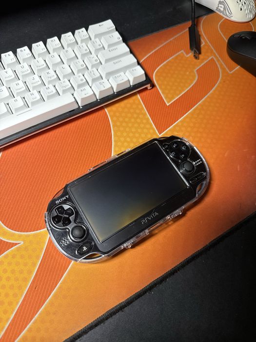 Ps Vita 1104 OLED 128GB, 7 игри, калъф, протектори, зарядно и адаптер за карта памет