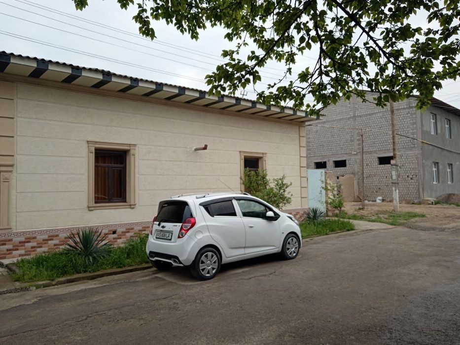 Kotta hovli yarmidan bo'lingan yer 4 honasi bor yer sotiladi