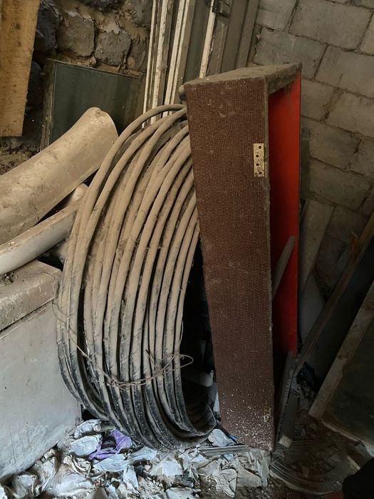 Бронированный подземный кабель