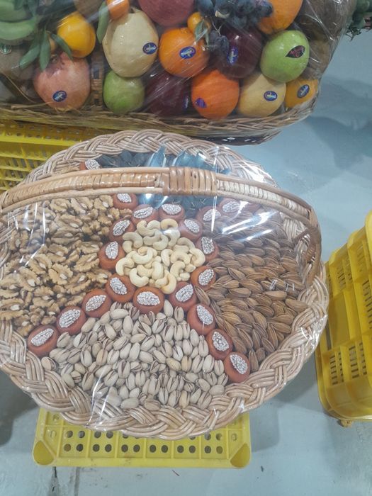 Фрукты корзина .