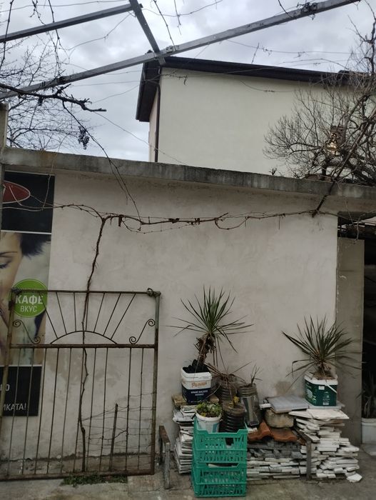 Етаж от къща в град Сандански с двор, механа, гараж и летна кухня