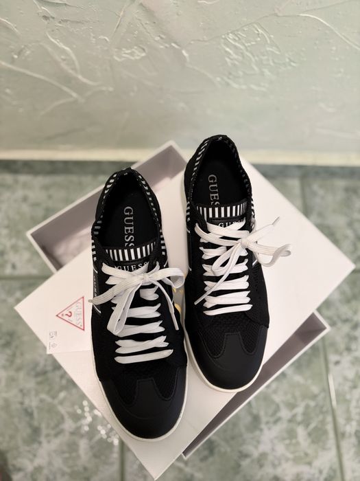 Сникърси Guess.