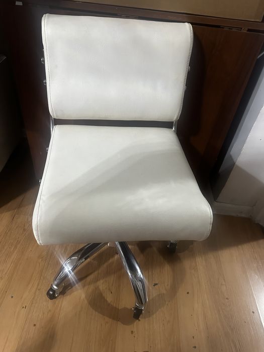 Стул на колесах новый