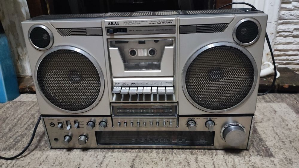Vând radio-casetofon Akai funcțional pt colecționari