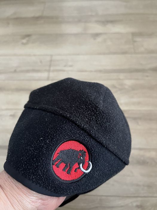 Caciuli Mammut si Montura S barbati