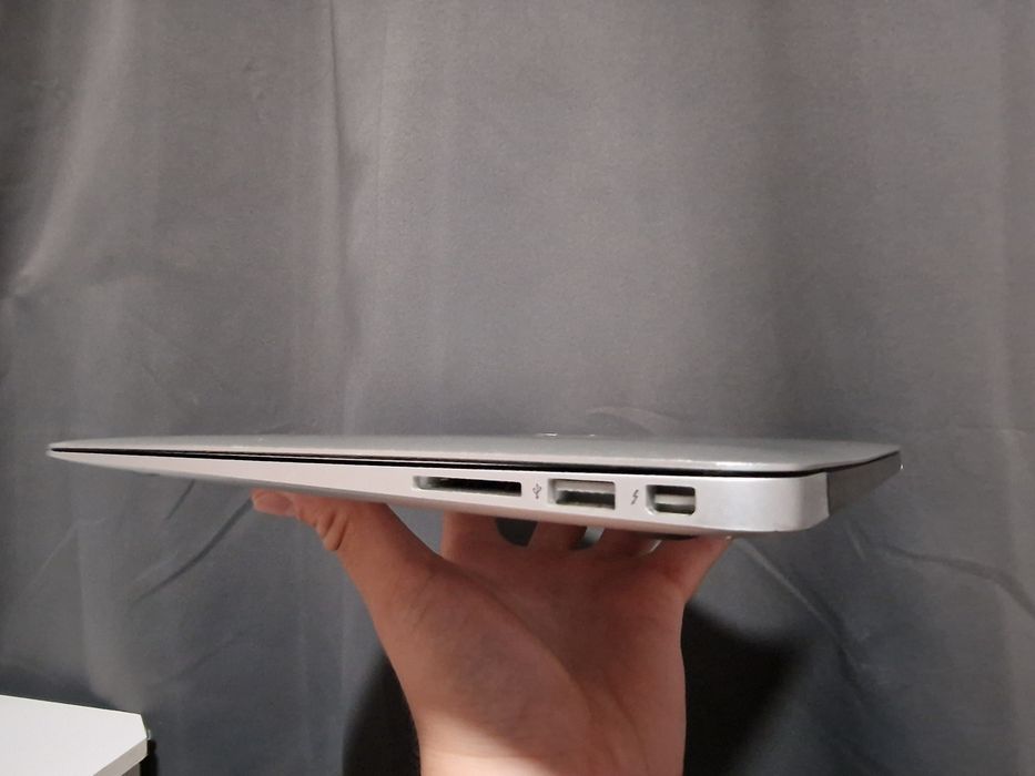MacBook Air 13" (2014) - Intel i5 / 8GB RAM / 128GB SSD - Stare foarte bună