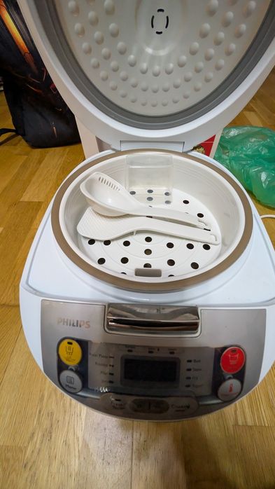 Vând multicooker Philips