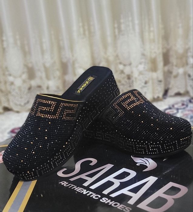 Yangi oyoq kiyim sotiladi