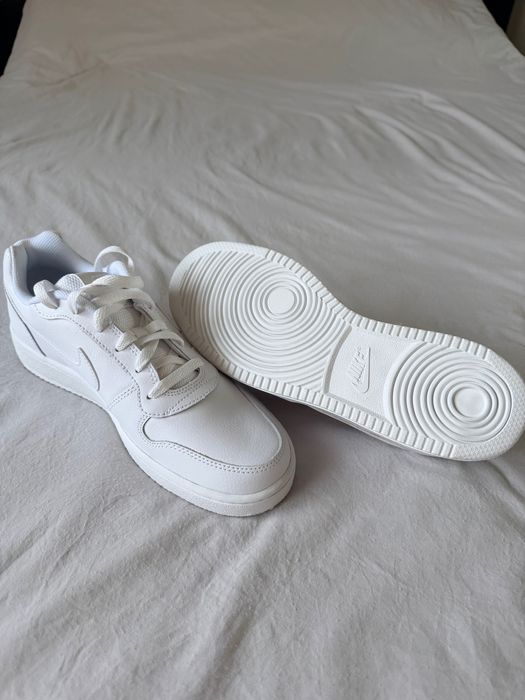 Чисто нови Nike обувки