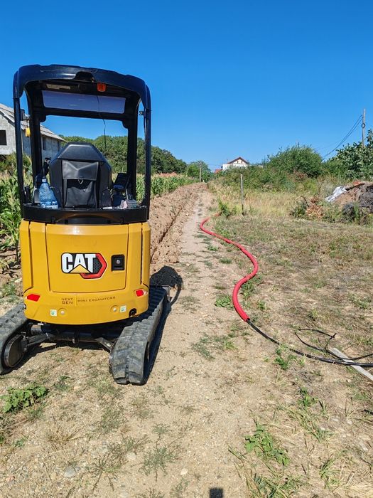 Inchiriez miniexcavator cu picon pentru diferite lucrari