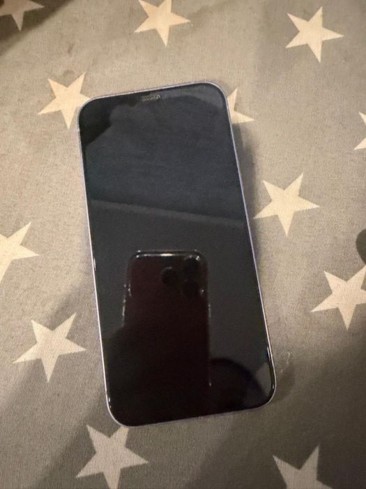 Продам Айфон 12 в хорошем состоянии