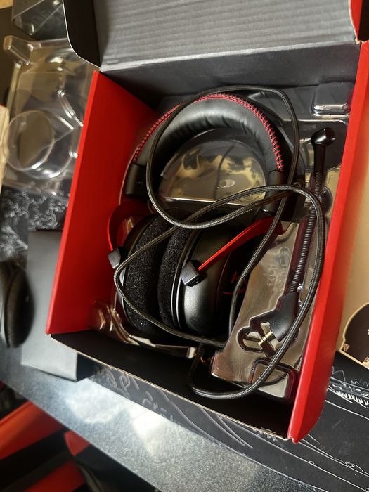 Продам новые наушники HyperX