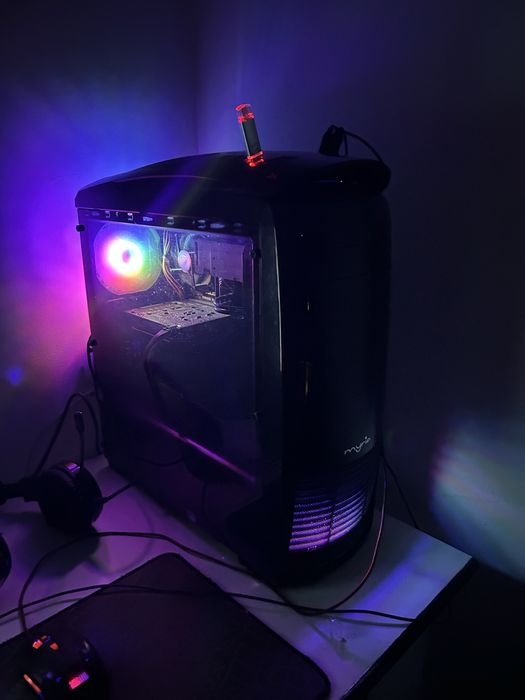 Pc gaming +Monitor curbat Gata de folosit