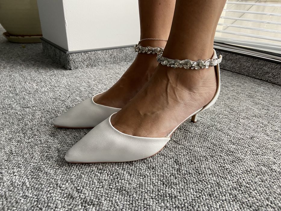 Бели сватбени обувки