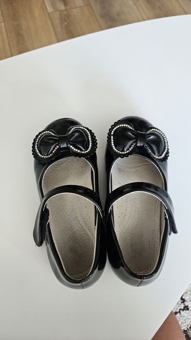 Pantofi negri de lac cu fundiță