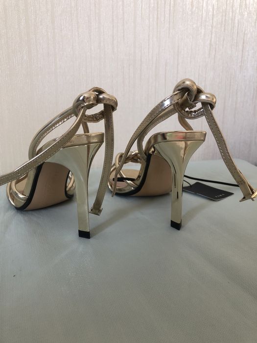 Босоножки праздничные