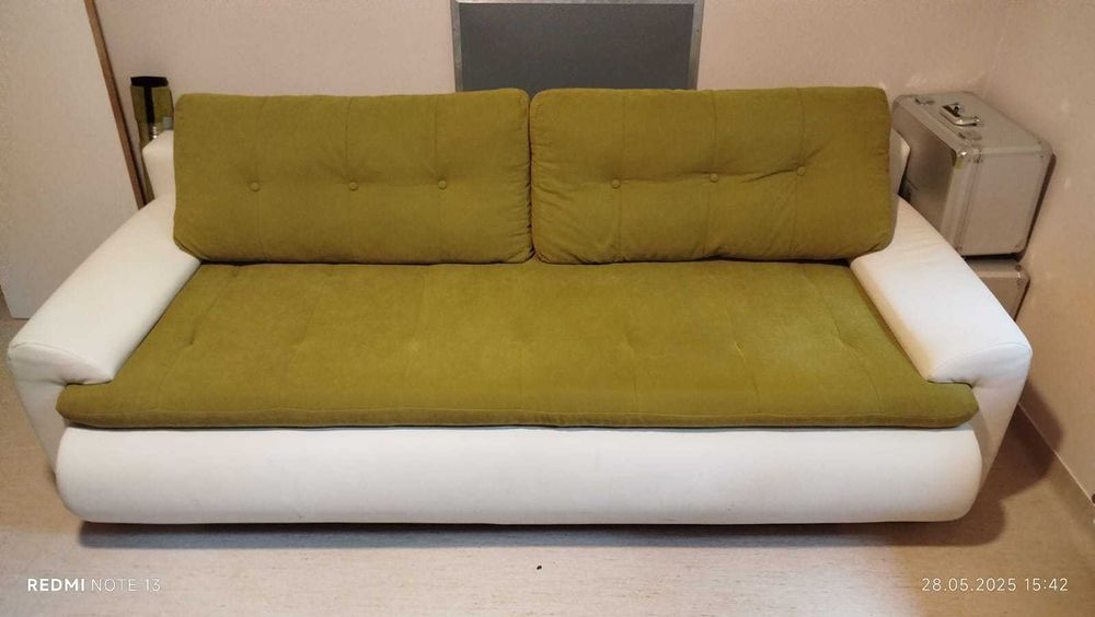 Vand canapea in stare foarte buna