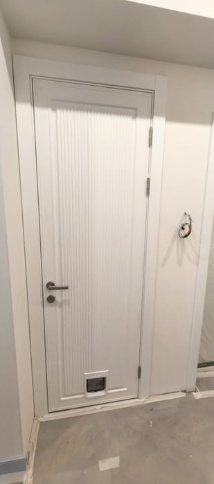 Установка двереи  и плинтусеи