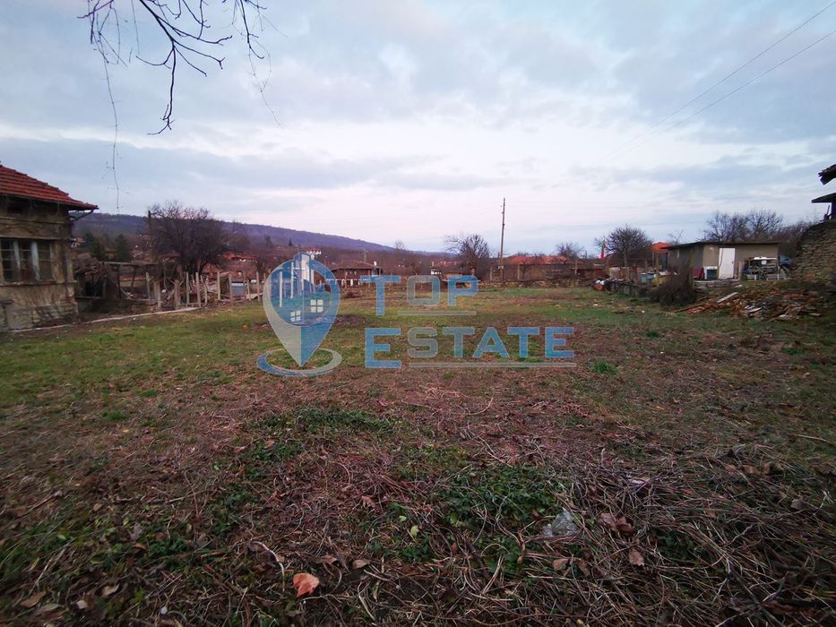 Двуетажна тухлена къща на центъра на село Церова кория, област Велико