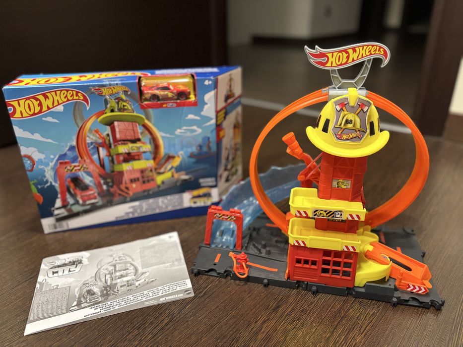 Vând set Hot Wheels City - Superloop Fire Station