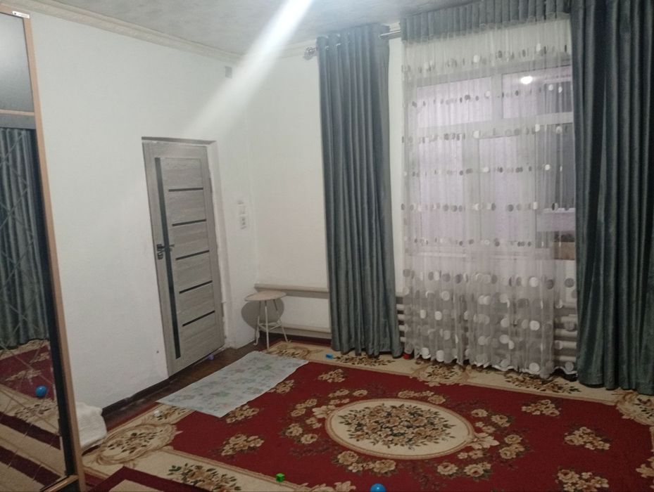 Katta hovli uy sotiladi