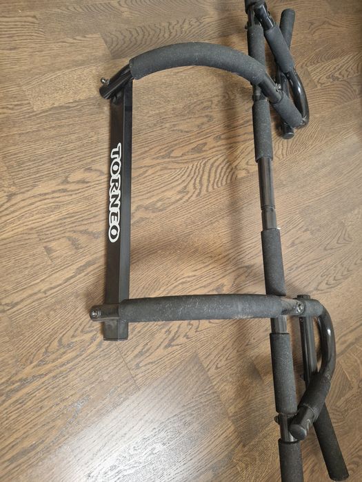 Спортивные снаряжение, турнике.