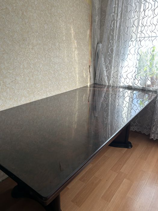 продам стол для гостиной,без стульев