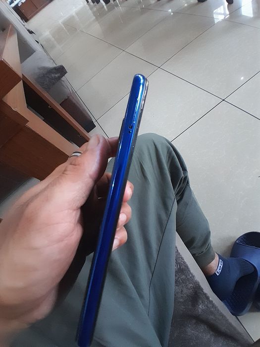 Redmi note 7 64 talik holati o'rta ekran sal ochilgan holos