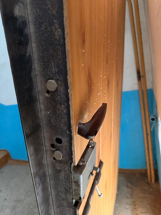 Продам железную дверь