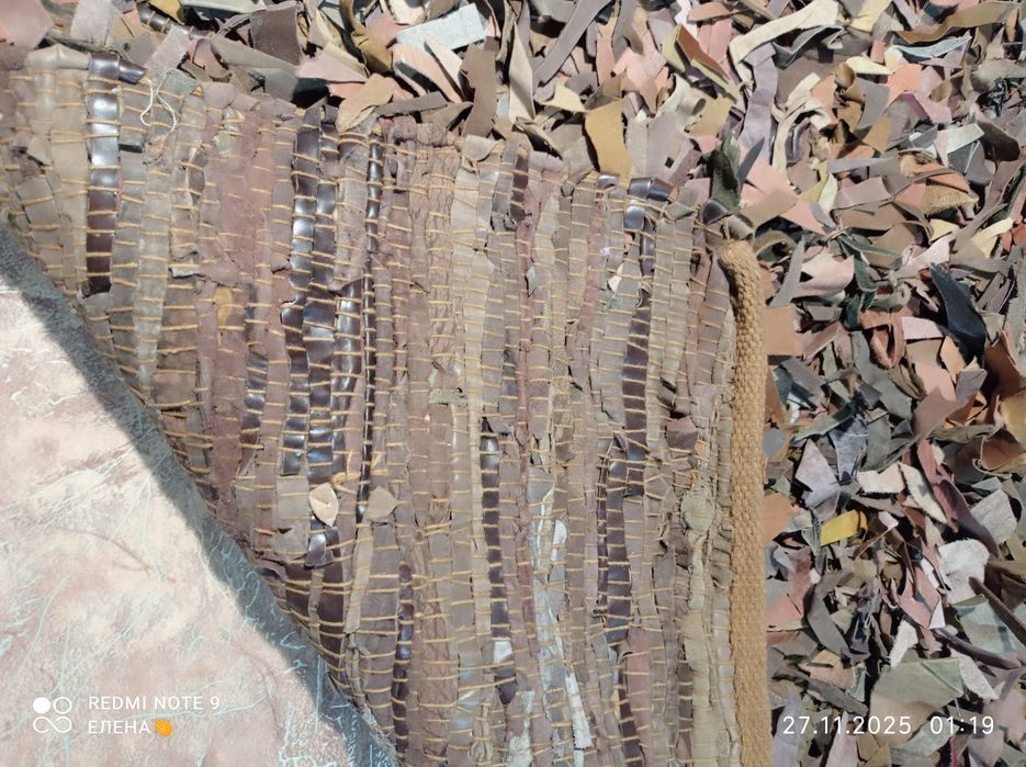 Ковёр из кусков кожи