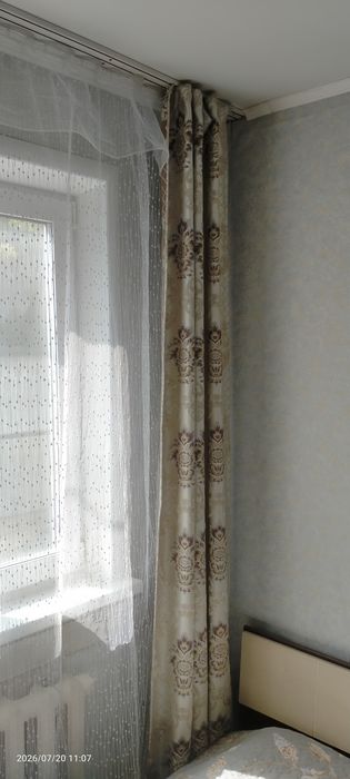 Умывальник, шторы, тюль, книги