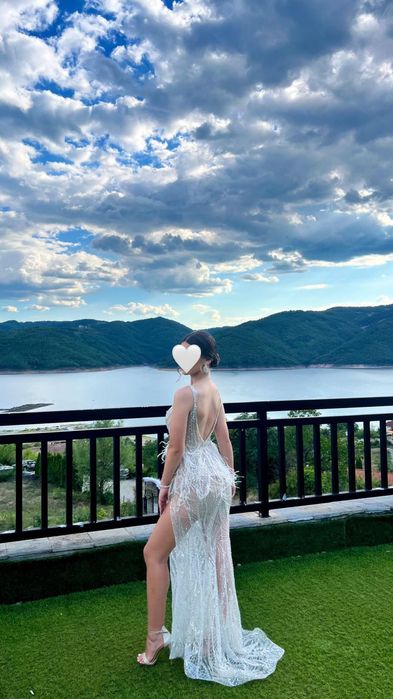 Бляскава рокля със специален дизайн