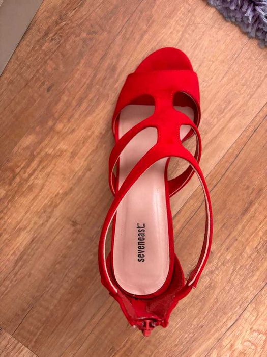 Червени обувки сандали