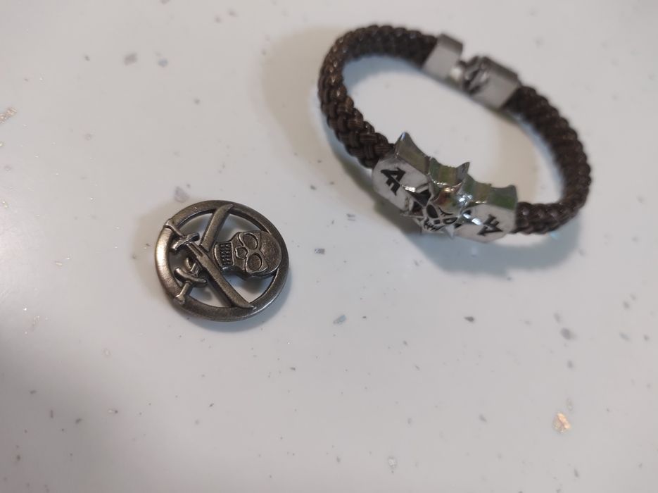 Гривна и значка с черепи
