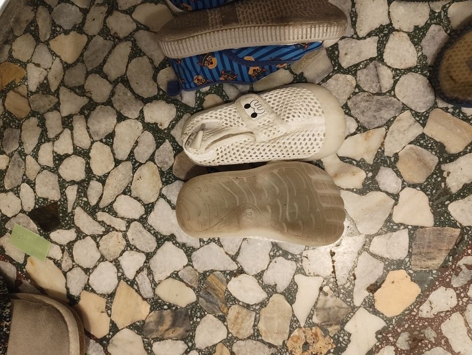 Подарявам НОСЕНИ обувки