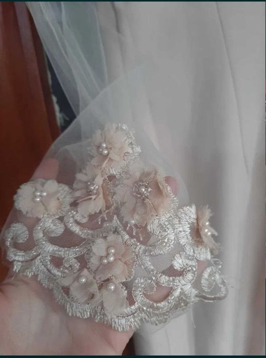 Официялна бежова рокля arogans