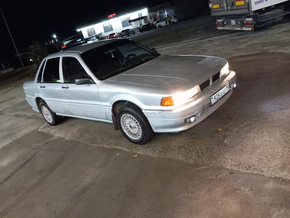 Машина Митсубиси галант