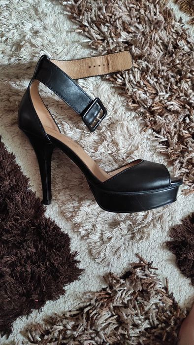 Продам кожанные босоножки 39рр