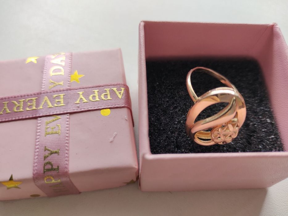 Продам золотои кольцо