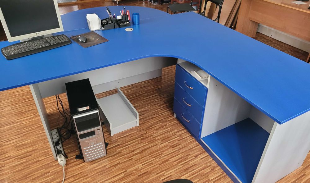 Комплект мебели : Стол рабочий  ,  шкаф